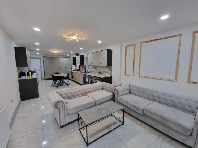 Hubert Road, Birmingham B29 6 bed terraced house to rent £3,780 pcm £872 pw