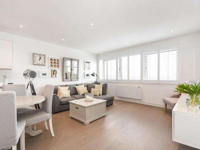 Hubert Road, Brentwood 1 bed penthouse to rent £1,400 pcm £323 pw