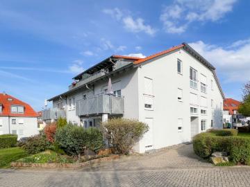 Exklusive Altbauwohnung mit eigenem Garten und Stellplätzen