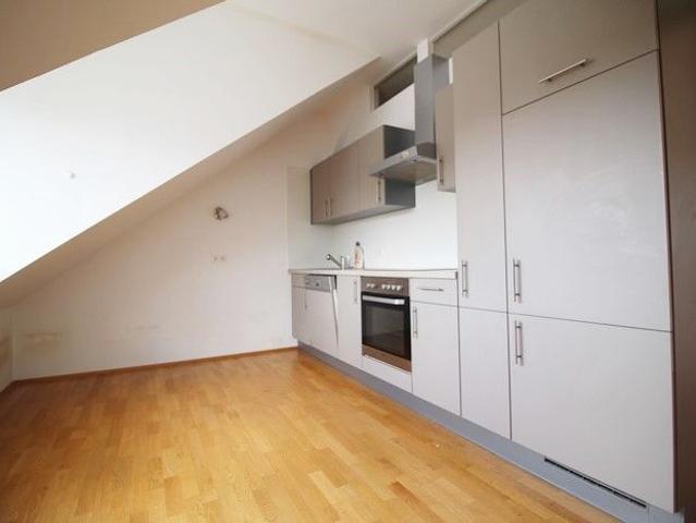 HÜBSCHE DACHGESCHOSSWOHNUNG, ZENTRALE LAGE