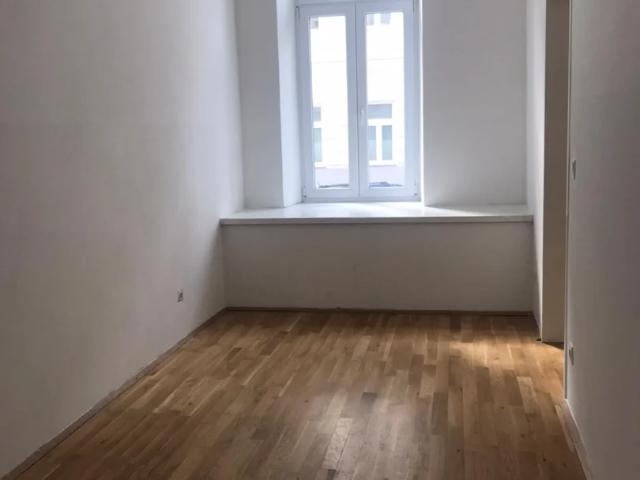 Hübsche 1 1/2 Zimmer Altbaumiete nähe U3!