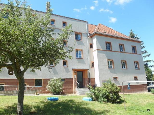 Hübsche 2 Zimmer Wohnung im 1.OG mit geräumiger Essküche, Laminatboden und Badewanne