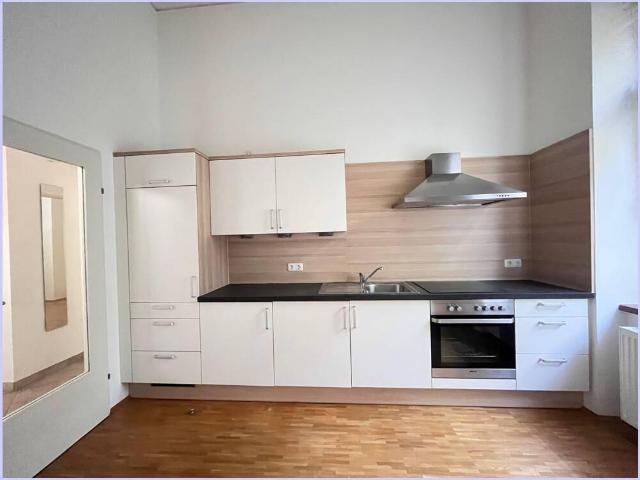 Hübsche 2 Zimmer Wohnung in zentraler Lage. Wohn Essraum mit Küche, 1 SZ, Bad, WC, Parkplatz
