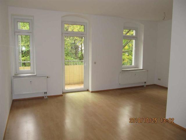 Hübsches Zuhause mit Balkon zum Garten mit Bäumen