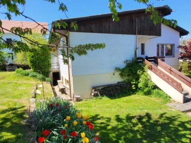 Hübsches Haus mit 6,5 Zimmern, das renoviert wird und zum Verkauf im Zentrum von Bassecourt steht