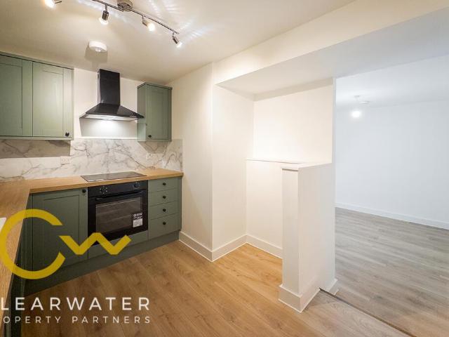 Huddersfield Road, Oldham OL4 2 bed flat to rent £995 pcm £230 pw