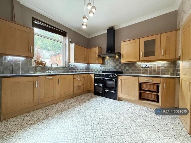 Huddersfield Road, Oldham, OL4 3 bed terraced house to rent £1,095 pcm £253 pw