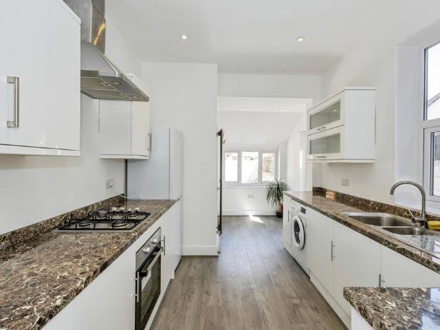 Hudson Road, Southsea, Hampshire, PO5 3 bed terraced house to rent £1,595 pcm £368 pw