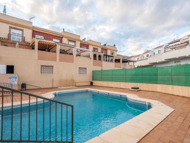 Exclusivo tríplex en esquina con 316 m2, gran terraza, garaje y piscina en Los Pinos Huércal Almería