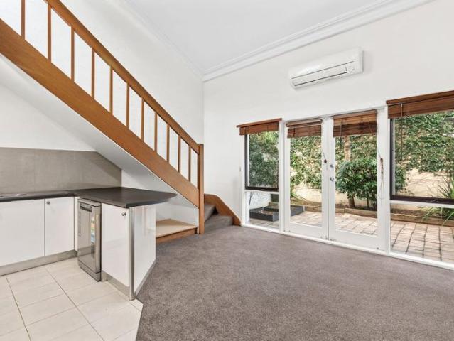 Huge Mezzanine Retreat – Freshly Painted Terrace Near Albert Park Lake