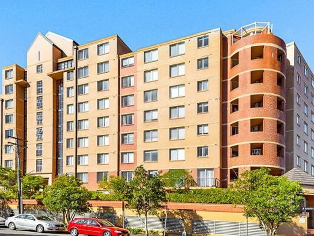Huge of 167 Square Meters Luxury Apartment & North and East Aspect & 3 Minutes Walk To Station