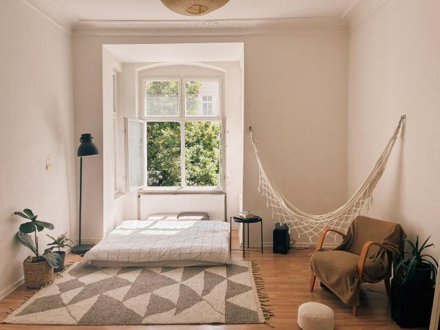 Huge and sunny 116 m² apartment 2 mins away from Ostkreuz