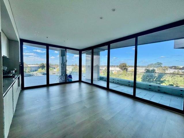 Huge Balcony Water Front Apartment