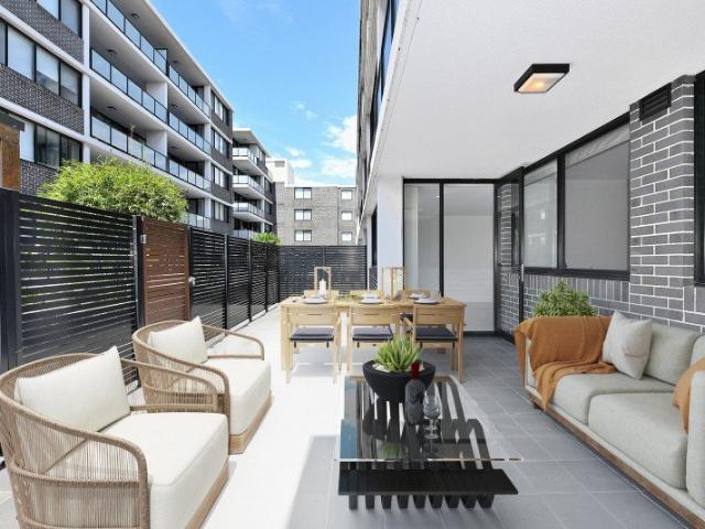 HUGE COURTYARD APARTMENT