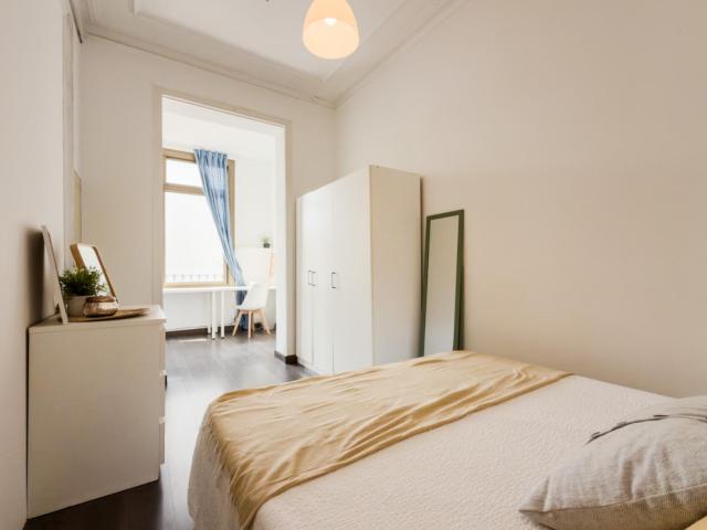 Huge double bedroom in a 6 bedroom apartment