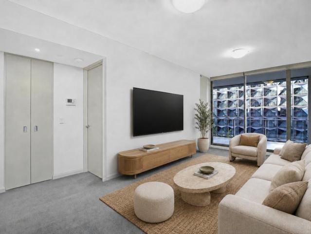 HUGE EXECUTIVE UNFURNISHED ONE BEDROOM AT KING ST WHARF STEPS TO EVERYTHING!