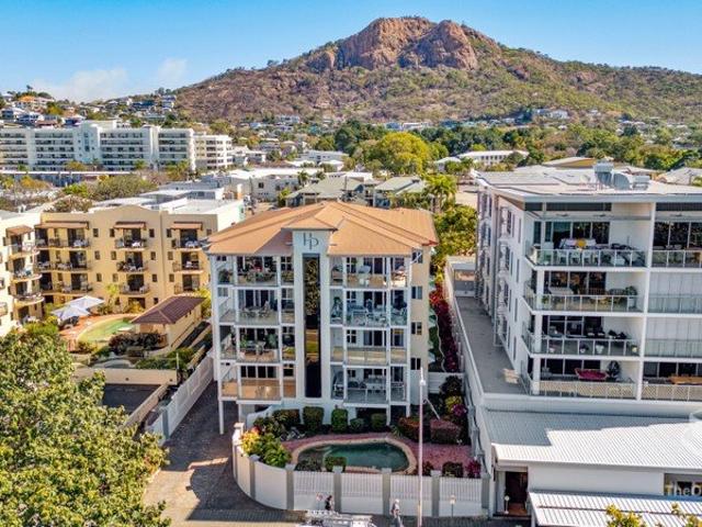 Huge, Elevated Three Bedroom Apartment Strand Ocean Front Living & Castle Hill Only two apartments per floor exclusive/safe superb breezes