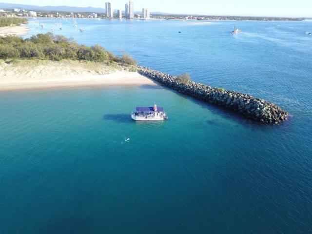 Huge Fully Furnished Apartment with absolute Broadwater Views flexible stays available
