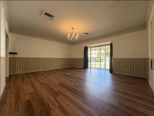 Huge full brick 4+study house in Murray Farm Public catchment
