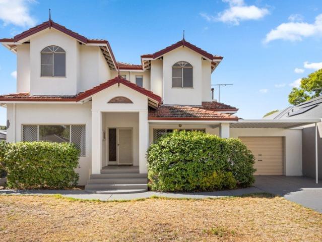 HUGE FAMILY HOME MULTIPLE LIVING AREAS