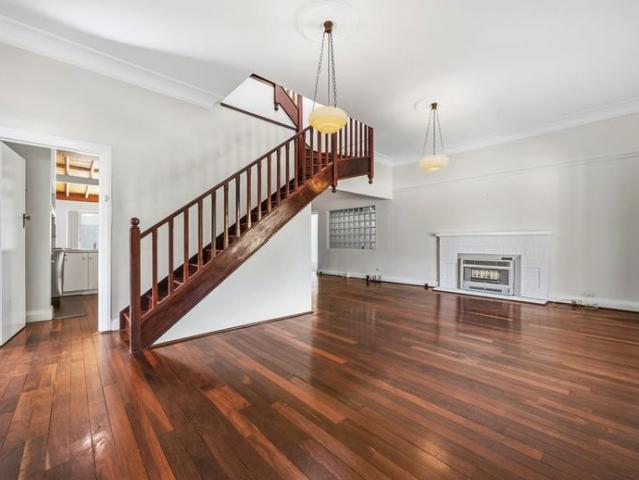 HUGE FAMILY HOME MULTIPLE LIVING AREAS