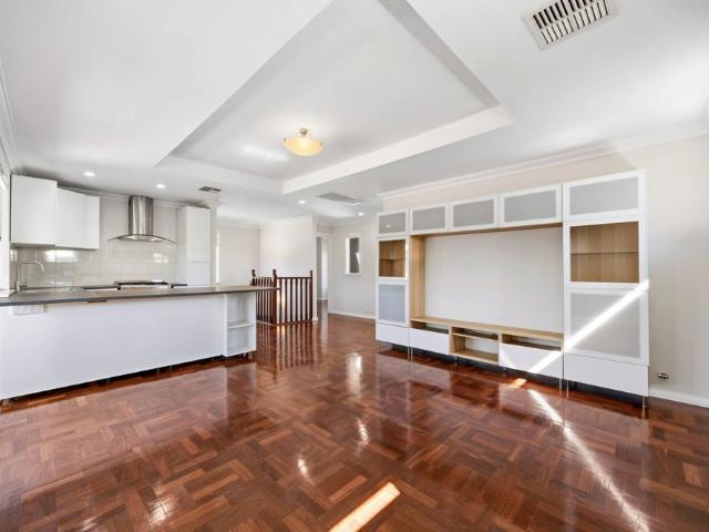 HUGE FAMILY HOME MULTIPLE LIVING AREAS
