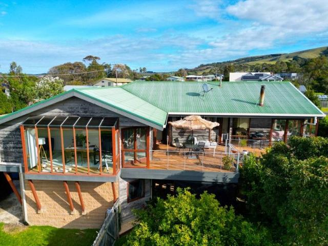 HUGE FAMILY HOME IN A GREAT LOCATION