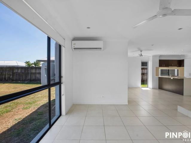 Huge Family Home in Plantation Palms Estate!