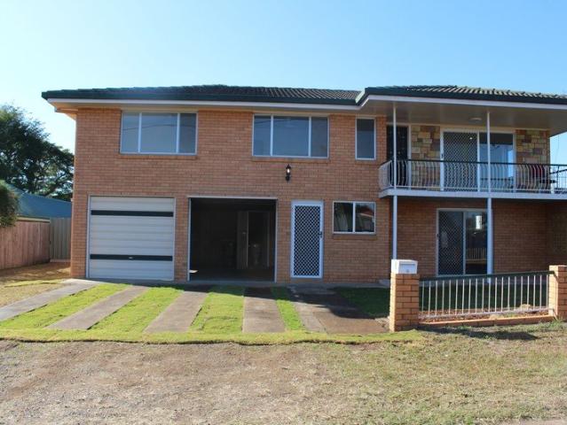 Huge Family Home in the Heart of Town!