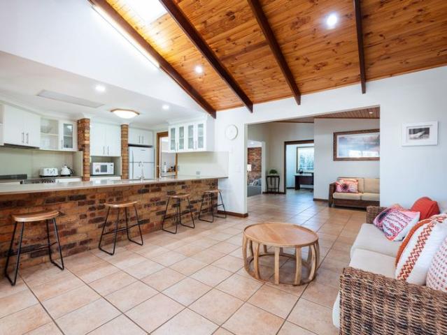 Huge Family Home with 5 Bedroom & 4 Living Areas Set In Quiet Cul de sac!