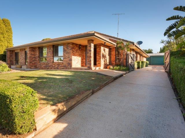 Huge Family Home with 5 Bedroom & 4 Living Areas Set In Quiet Cul de sac!
