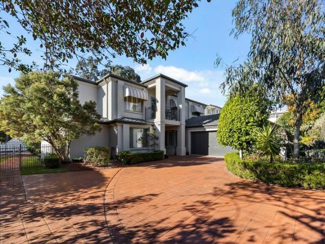 Huge Family Home with Nature Outlook!