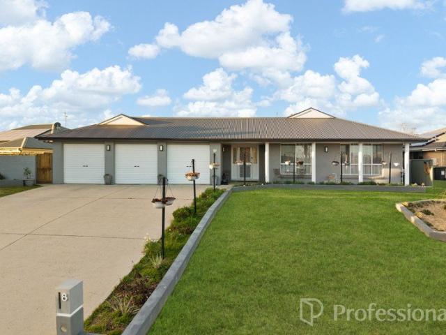 Huge Family Living with Pool, Views & Over 1,200sqm of Land