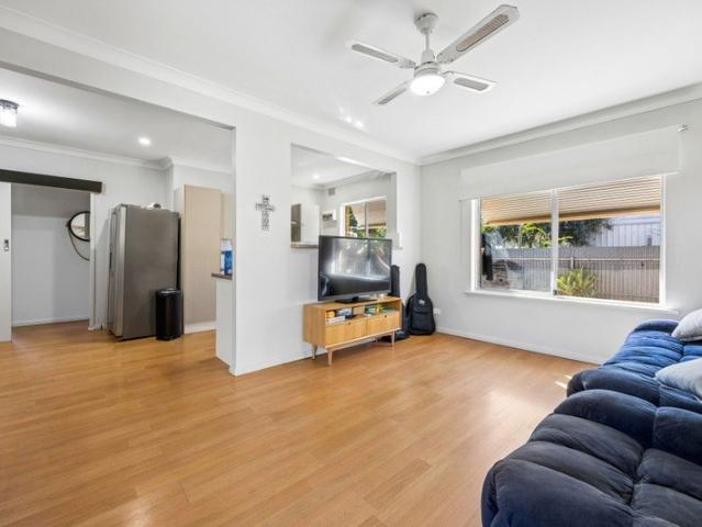 HUGE Homette! 3 Bedrooms WOW!