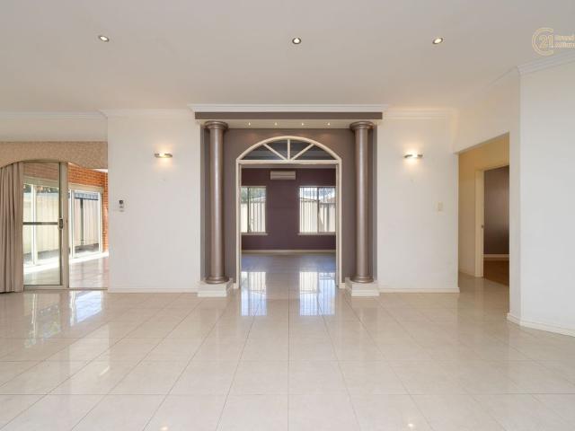 Huge Home and Walk to the Park! @$1000 Per Week