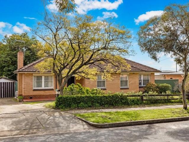 Huge Impressive Home in Convenient Elizabeth East Location