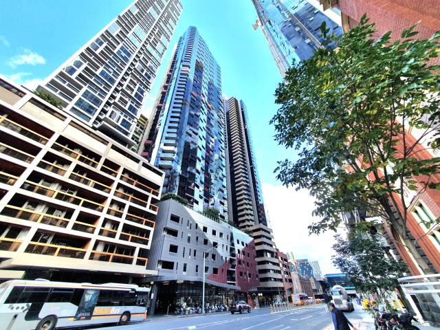 HUGE LUXURY APARTMENT IN CENTRAL MELBOURNE!