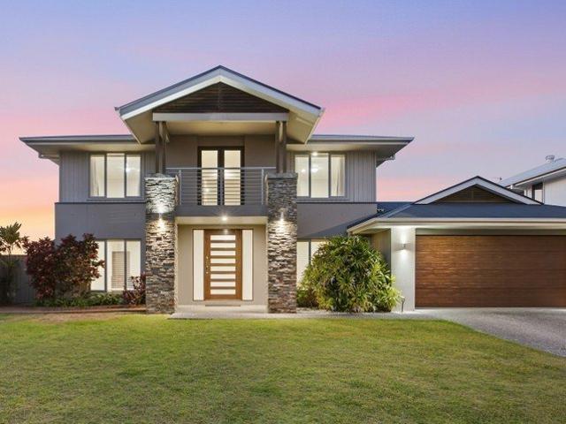 HUGE LAKEFRONT FAMILY HOME ON 1000m