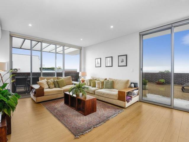 HUGE PRIVATE TERRACE WITH CITY SKYLINE VIEWS GREAT LOCATION