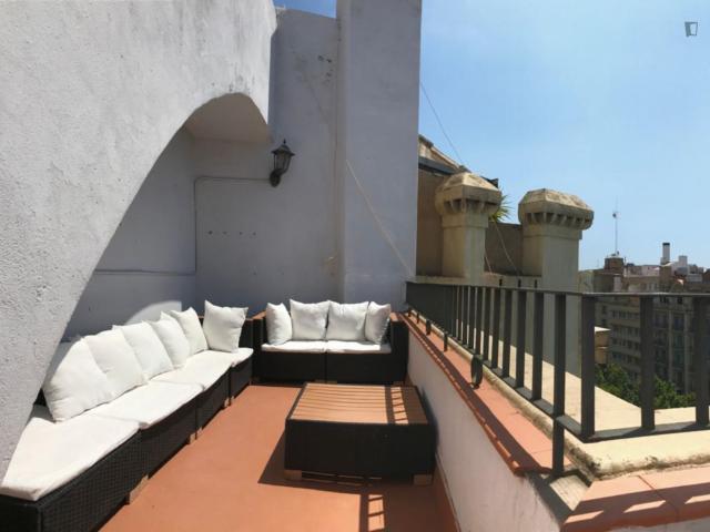 Huge room for rent in 13 bedroom apartment in Sant Gervasi