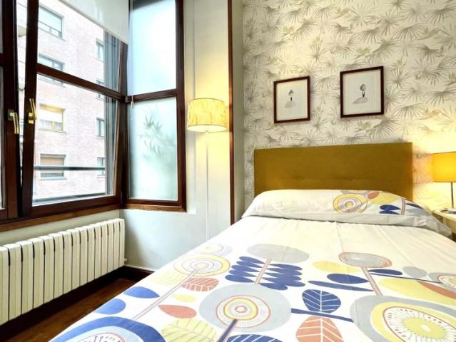 Huge room in 5 bedroom apartment, Abando