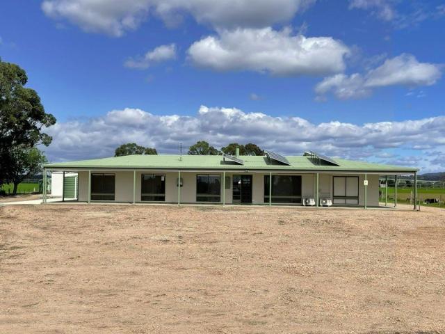 Huge Shed Four Bedroom House 2.47 Acres Near Bairnsdale