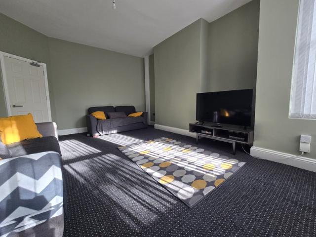 Huge Spacious 7 bedroom property! Full house