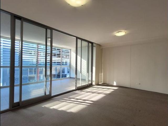 HUGE SPLIT LEVEL Modern 2 bedroom,2 Bathroom Apartment