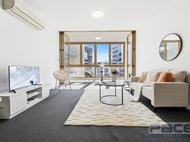 Huge Two Bedroom Living with Enclosed Winter Garden & Study Nook