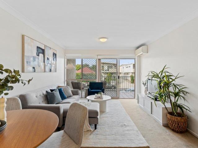 Huge Two Bedroom Unit in Parkside Location