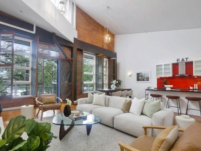 HUGE TOP FLOOR WOOLSTORE OVERLOOKING TENERIFFE HILL