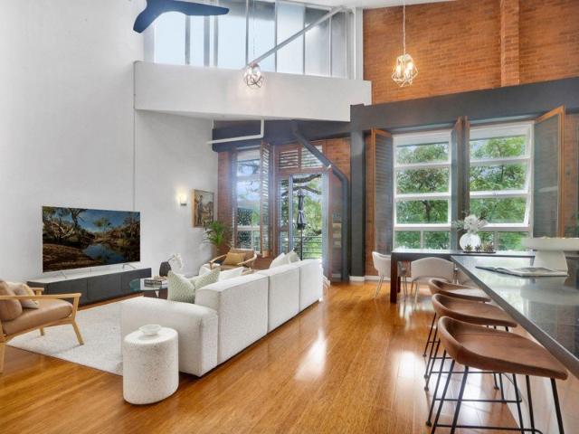 HUGE TOP FLOOR WOOLSTORE OVERLOOKING TENERIFFE HILL