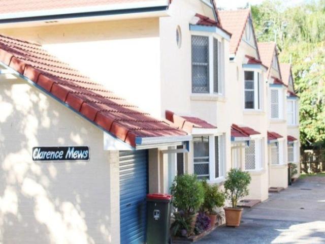 Huge Townhouse with brand new bathrooms!