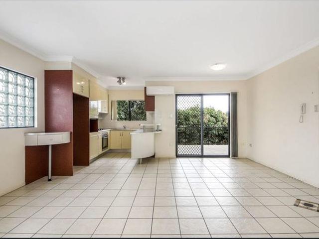 Huge Unit Overlooking a Tropical Oasis